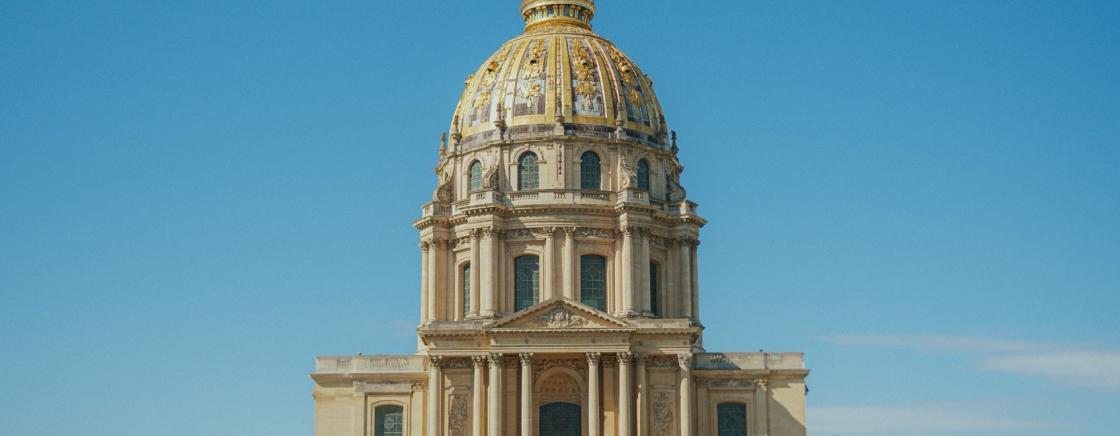 CHIC ESCAPES AT THE CHAMP DE MARS: THE ART OF STROLLING IN PARIS