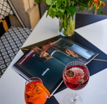 L’Art du Rendez-vous Parisien : Le Bar et la Terrasse de l’Hôtel Le Derby Alma